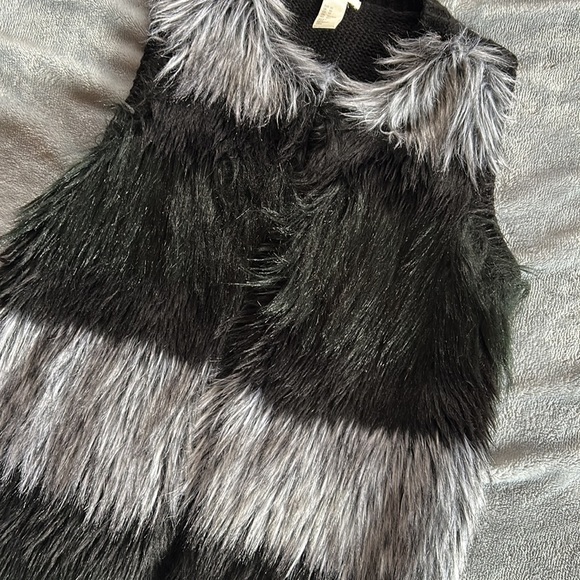H & M adorable faux fur ombré tones long sweater vest ⚫️⚪️ - Picture 2 of 7